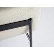 Fauteuil rembourré en cuir et pieds en acier noir