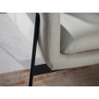 Fauteuil rembourré en cuir et pieds en acier noir