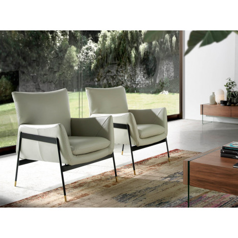 Fauteuil rembourré en cuir et pieds en acier noir
