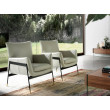 Fauteuil rembourré en cuir et pieds en acier noir