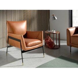 Fauteuil rembourré en cuir marron et pieds en acier noir