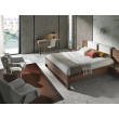 Fauteuil tapissé de tissu et pieds en acier brun.