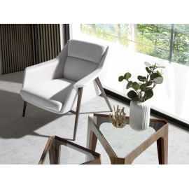 Fauteuil tapissé de tissu et pieds en acier brun.
