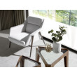 Fauteuil tapissé de tissu et pieds en acier brun.
