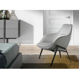 Fauteuil Confident rembourré en tissu avec passepoil