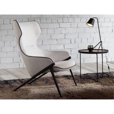 FAUTEUIL REMBOURRÉ EN TISSU AVEC GARNITURE ET PIEDS EN ACIER NOIR